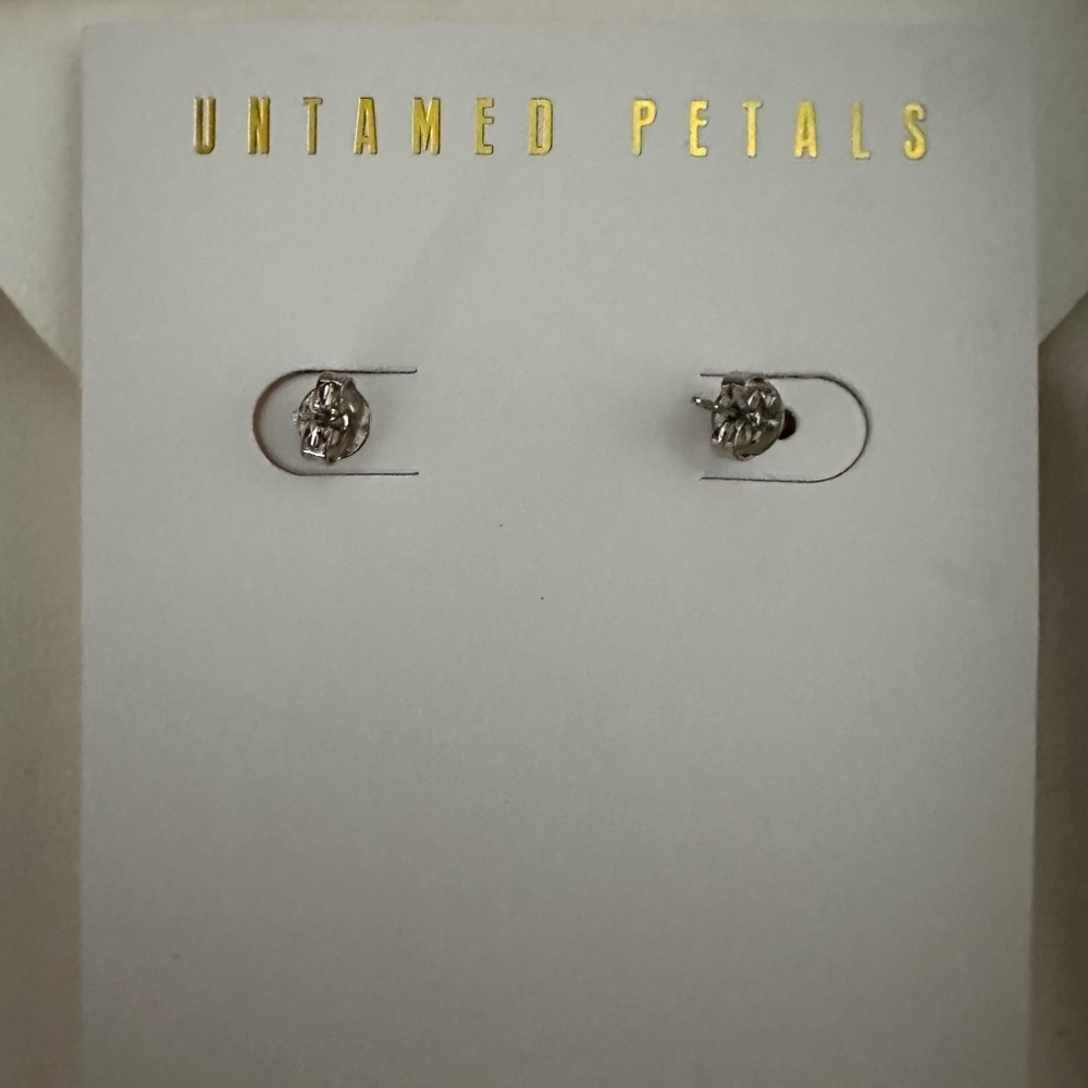 Untamed Petals - Kori Stud Elegant Silver and Pearl Flower Earrings - Picture 4 of 5